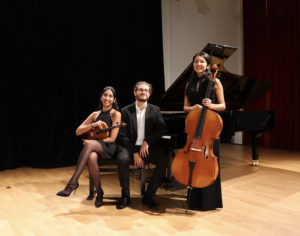 Foto der Musiker*innen Francia Sandres, Cello: Esther Garcia, Klavier: Kristofer Gjon