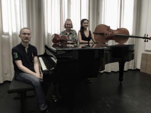 Die Musiker*innen Fengyi Shi, Anna-Maria Reiß, Paula Sagastibeltz mit ihren Instrumenten
